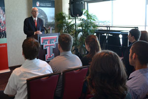 Hance makes remarks to Top Scholars