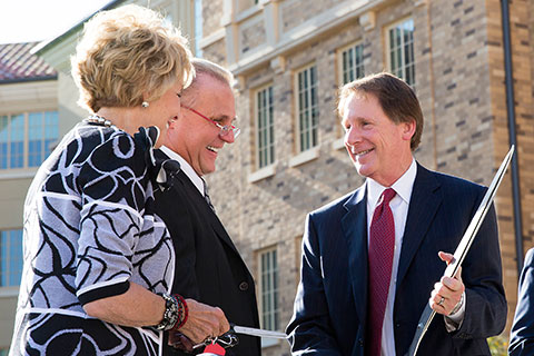 Chancellor Duncan at ribbon cutting